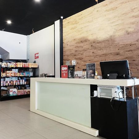 Ostello Juanda Airport Gedangan Esterno foto